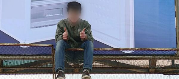 Семнадцатилетний житель района Сынжерей во вторник утром взобрался по железным конструкциям на мост над улицей Албишоара - Sputnik Moldova
