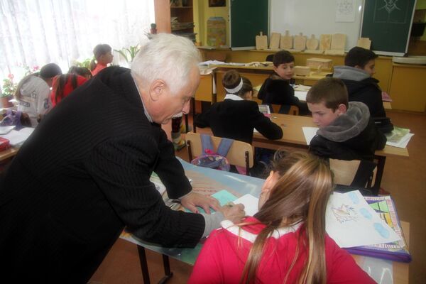 Георгий Истрати начал преподавать резьбу по дереву в начале 90-х Георгий Истрати начал преподавать резьбу по дереву в начале 90-х - Sputnik Молдова