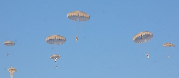 Сотни десантников на парашютах высадились на заснеженные поля под Псковом Сотни десантников на парашютах высадились на заснеженные поля под Псковом - Sputnik Moldova