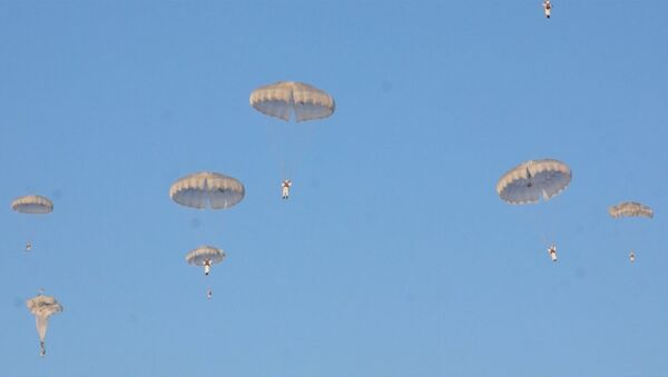 Сотни десантников на парашютах высадились на заснеженные поля под Псковом - Sputnik Moldova