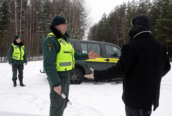 Местные жители имеют пропуск в приграничную зону и могут переходить через границу Латвии и России несколько раз в день Местные жители имеют пропуск в приграничную зону и могут переходить через границу Латвии и России несколько раз в день - Sputnik Молдова