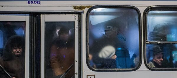 Пассажиры в салоне автобуса. - Sputnik Moldova