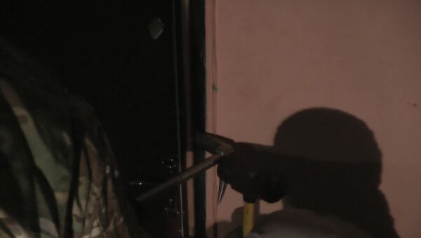 Сотрудники ФСБ выломали дверь квартиры, где подделывались паспорта для ИГ - Sputnik Молдова