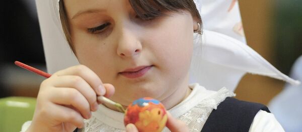 Роспись яиц в православной гимназии Челябинска. Pictarea ouălor de Paşti. - Sputnik Moldova
