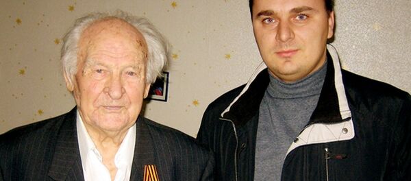 Ветеран Великой Отечественной войны Василий Дыков и руководитель Русского историко-патриотического клуба Алексей Петрович - Sputnik Молдова