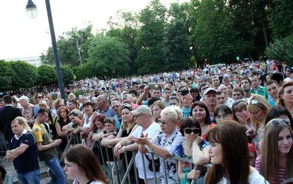 Зрители в Кишиневе на концерте в честь Дня России - Sputnik Молдова