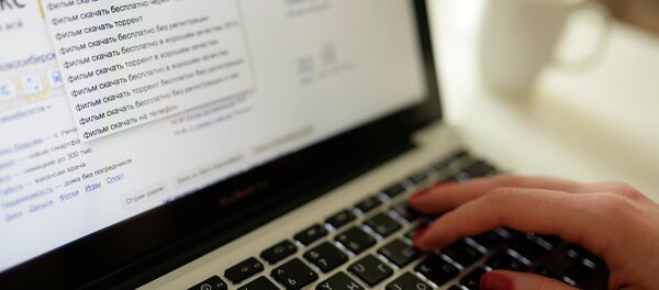 Пользователь за ноутбуком. - Sputnik Молдова