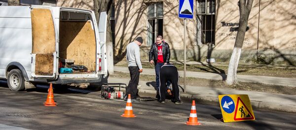 Установка лежачего полицейского Установка лежачего полицейского - Sputnik Молдова