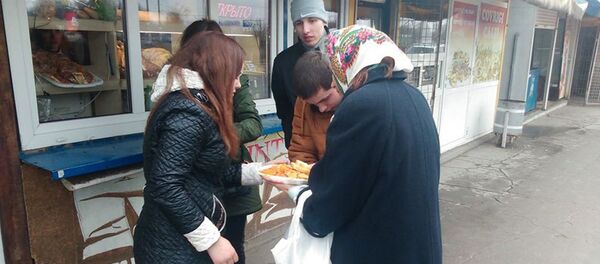 В Кишиневе бесплатно кормят нищих - Sputnik Молдова