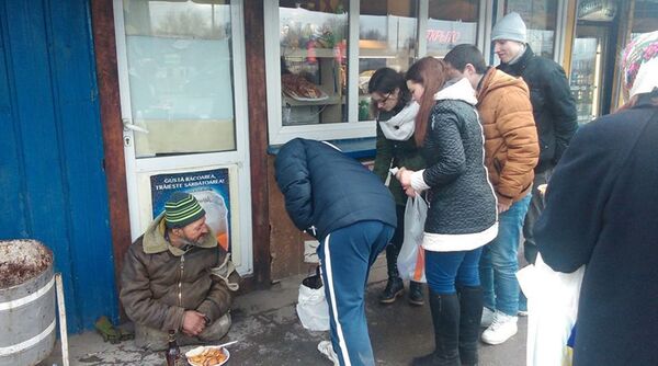 В Кишиневе помогают нищим В Кишиневе помогают нищим - Sputnik Молдова