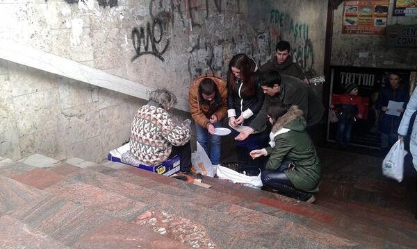 В Кишиневе помогают нищим В Кишиневе помогают нищим - Sputnik Молдова