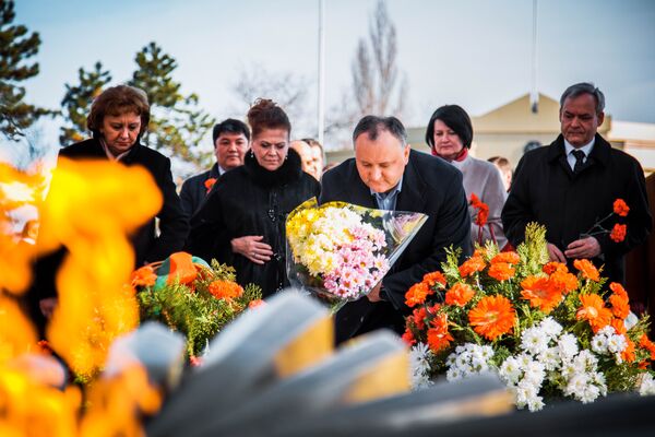 Цветы к Вечному Огню возложил и председатель Партии социалистов Республики Молдова - Sputnik Молдова