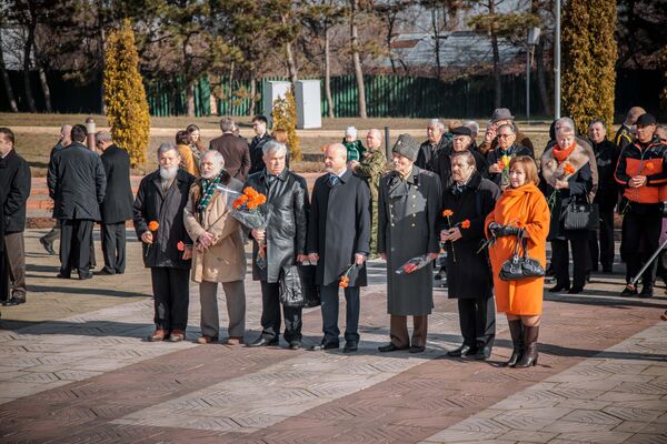 В этот день на мемориал пришли и ветераны - Sputnik Молдова