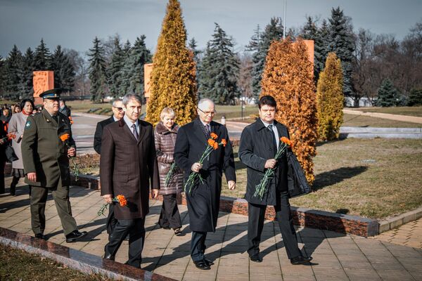 Руководители дипмиссий возложили цветы и к могилам освободителей Молдовы от фашизма - Sputnik Молдова