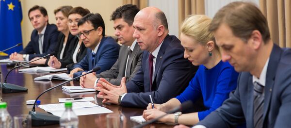 Pavel Filip şi echipa sa la întâlnirea cu misiunea de experţi de la FMI. - Sputnik Moldova