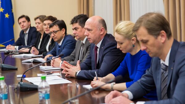 Pavel Filip şi echipa sa la întâlnirea cu misiunea de experţi de la FMI. - Sputnik Moldova