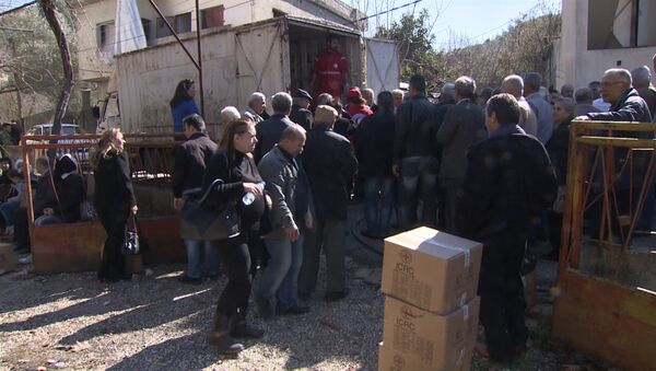 Сирийцы стояли в очереди за коробками гумпомощи с мукой и сахаром в Хомсе - Sputnik Молдова