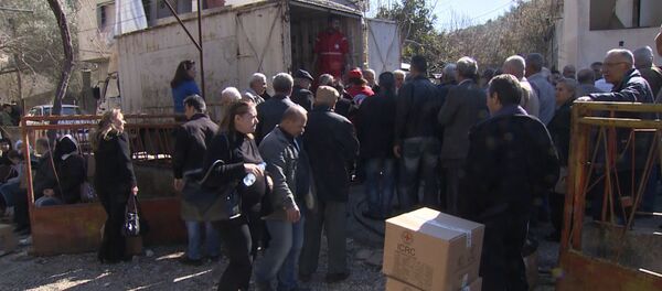 Сирийцы стояли в очереди за коробками гумпомощи с мукой и сахаром в Хомсе - Sputnik Молдова