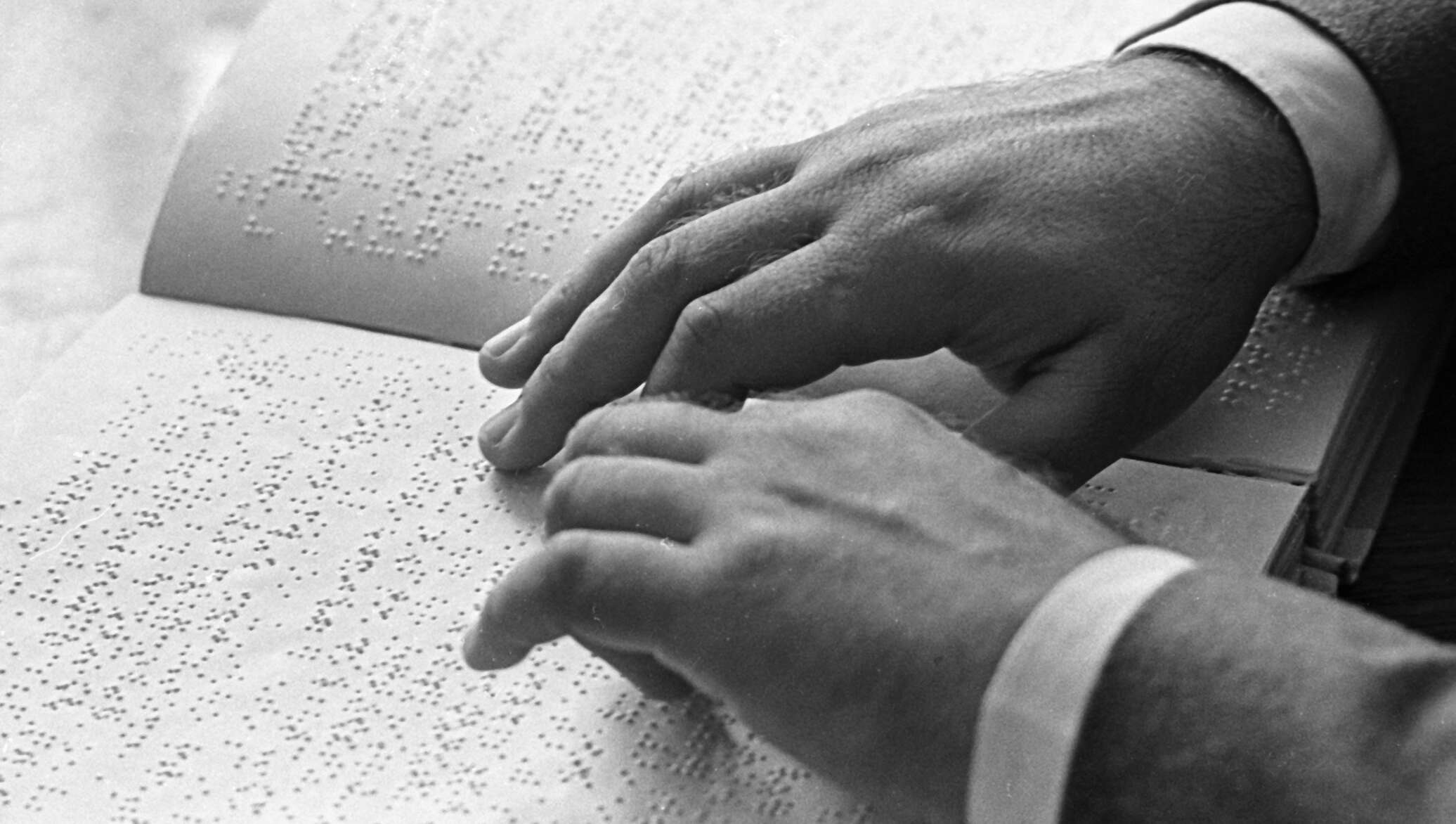 Книга написанная слепым. Брайлевское чтение. Книга написанная слепым. Шрифт для слепых брайля. Незрячие люди читают.