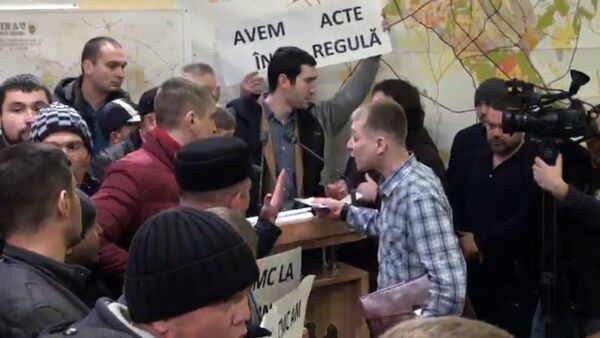 Consiliul Municipal Chişinău, scandal, protestatarii au intrat în sala de şedinţe. 25.02.2016 - Sputnik Moldova