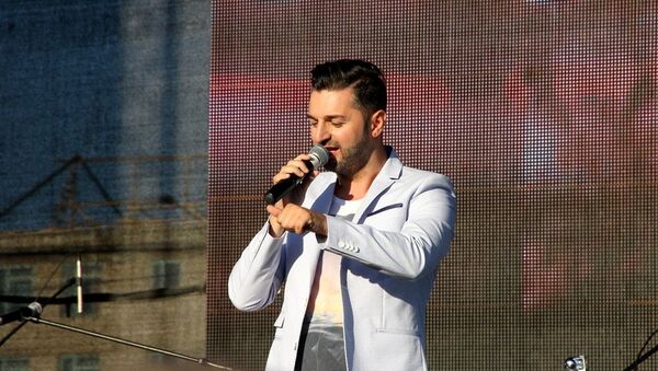 Молдавский певец Адриан Урсу выступил на концерте в честь 10-летия Милсами - Sputnik Moldova-România