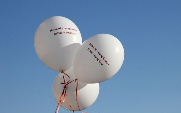 Воздушные шары раздавали всем зрителям концерта в честь 10-летия Милсами - Sputnik Молдова