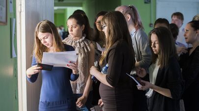 Абитуриенты перед вступительным испытытниями