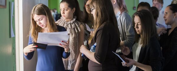 Абитуриенты перед вступительным испытытниями - Sputnik Moldova