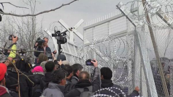 Беженцы пытались тараном проломить забор на границе Греции и Македонии - Sputnik Moldova