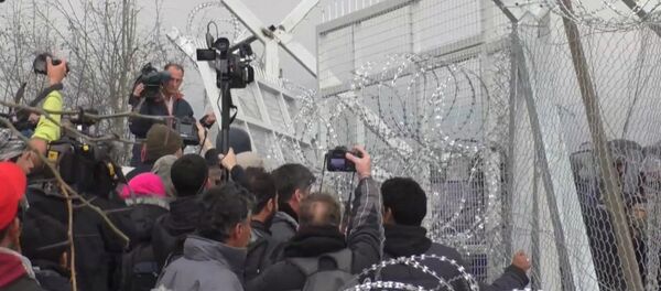 Беженцы пытались тараном проломить забор на границе Греции и Македонии - Sputnik Moldova