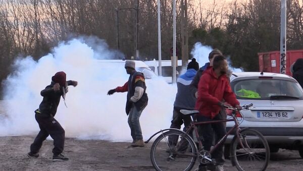 Спутник_Беженцы закидывали камнями полицию во время сноса лагеря мигрантов в Кале - Sputnik Moldova