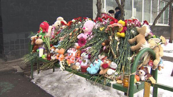 СПУТНИК_Цветы, свечи и игрушки у &quot;Октябрьского поля&quot; и возле дома убитой девочки - Sputnik Молдова