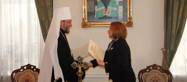 Mitropolitul Moldovei, ÎPS Vladimir şi Stela Grigoraş, ministrul Muncii, Protecţiei Sociale şi Familiei - Sputnik Moldova