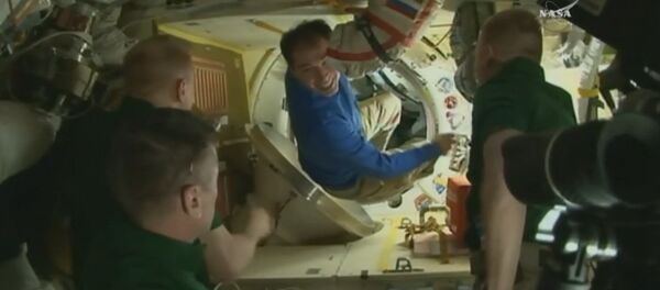 Космонавты обнимались и фотографировались на МКС перед возвращением на Землю Космонавты обнимались и фотографировались на МКС перед возвращением на Землю - Sputnik Молдова