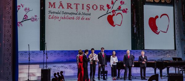 Деятели культуры поздравляют со сцены с праздником - Sputnik Moldova-România