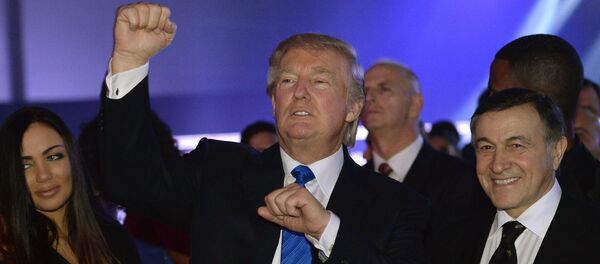 Американский миллиардер, телеведущий Дональд Трамп (в центре) - Sputnik Молдова