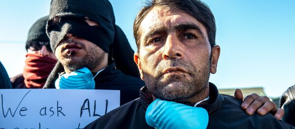 Беженцы с зашитыми ртами в Кале Беженцы с зашитыми ртами в Кале - Sputnik Молдова