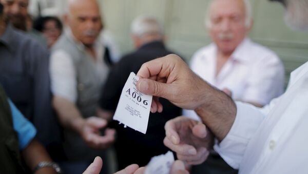 Пенсионеры стоят в очереди, чтобы получить пенсию в одном из филиалов Национального банка в Афинах - Sputnik Молдова