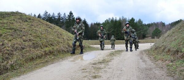 Militari se antrenează pe un poligon - Sputnik Moldova