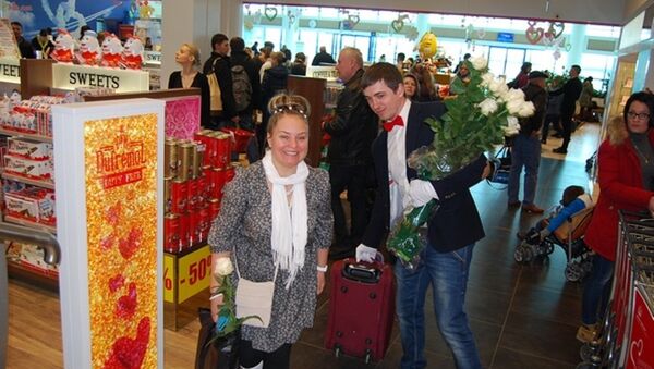В Международном аэропорту Кишинева женщин встречают цветами - Sputnik Moldova