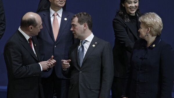 Traian Băsescu şi Dmitri Medvedev la Summit-ul privind securitatea nucleară, Seul - Sputnik Moldova