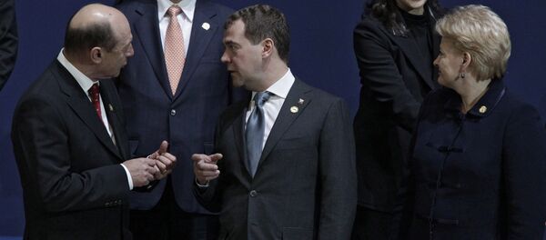 Traian Băsescu şi Dmitri Medvedev la Summit-ul privind securitatea nucleară, Seul - Sputnik Moldova