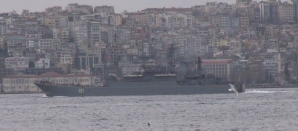 Десантный корабль ВМФ РФ прошел Босфор в сопровождении турецких катеров Десантный корабль ВМФ РФ прошел Босфор в сопровождении турецких катеров - Sputnik Молдова