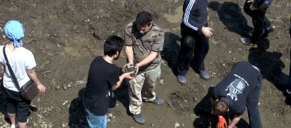 Тбилисцы руками расчищали заваленную мусором дорогу после наводнения - Sputnik Молдова