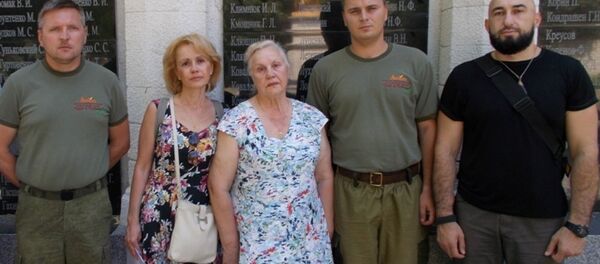 Дочь и внучка воина-освободителя впервые приехали на его могилу в Бельцы - Sputnik Молдова