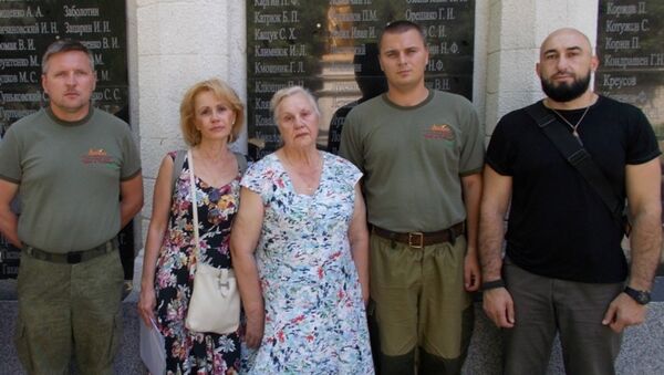 Дочь и внучка воина-освободителя впервые приехали на его могилу в Бельцы - Sputnik Молдова