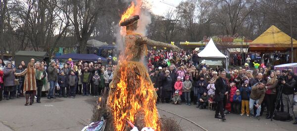 В Молдове Масленицу отметили блинами и веселыми частушками - Sputnik Молдова