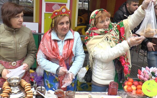 Торговые столы ломились от угощений и сувениров - Sputnik Молдова