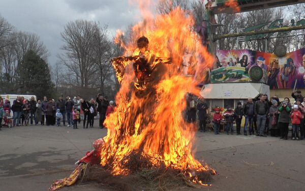 В конце праздника, конечно же, сожгли чучело зимы - Sputnik Молдова