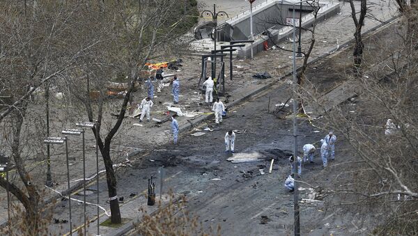 Судебные эксперты работают на месте взрыва в Анкаре - Sputnik Молдова